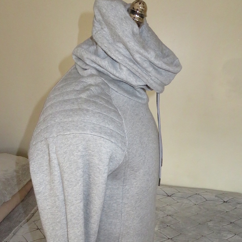 GREY PULLOVER SWEATER W. TURTLE NECK!